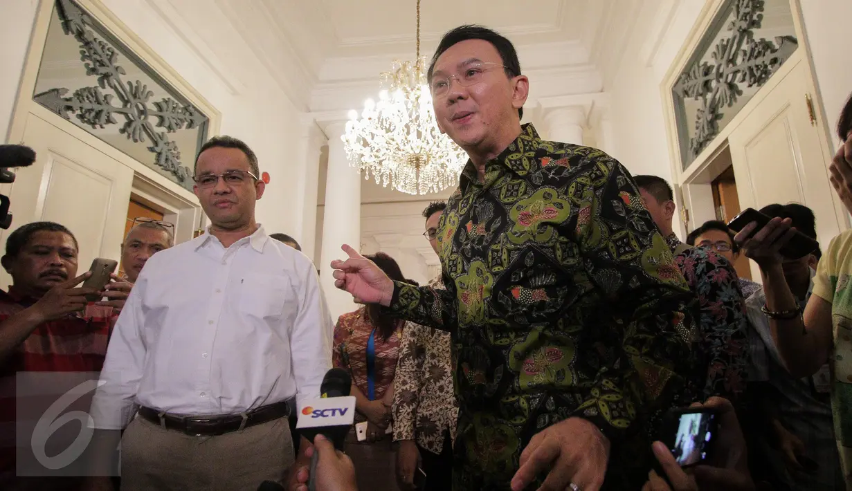 Gubernur DKI Basuki T Purnama atau Ahok dan Cagub DKI, Anies Baswedan melakukan jumpa pers di Balai Kota DKI Jakarta, Kamis (20/4). Pertemuan perdana mereka pasca pencoblosan kemarin hanya berlangsung sekitar 20 menit. (Liputan6.com/Faizal Fanani)