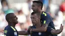 Gelandang Inter Milan, Ivan Perisic, merayakan gol yang dicetaknya ke gawang Crotone pada laga Serie A Italia di Stadion Ezio Scida, Calabria, Sabtu (16/9/2017). Crotone kalah 0-2 dari Inter. (AFP/Carlo Hermann)