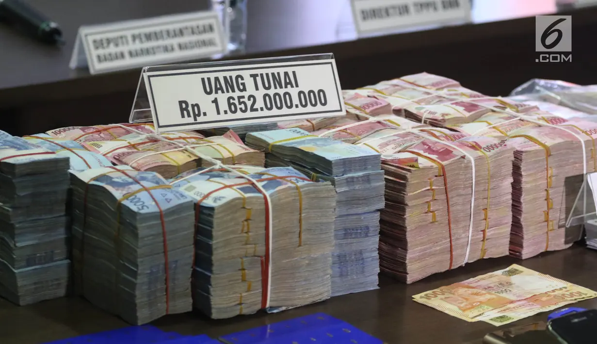 Barang bukti kasus Tindak Pidana Pencucian Uang (TPPU) narkotika di kantor BNN, Jakarta, Selasa (26/1). Barang bukti uang senilai Rp 1,6 miliar itu bersumber dari kasus narkotika jaringan Togiman, Haryanto, Candra dan kawanan (Liputan6.com/Arya Manggala)