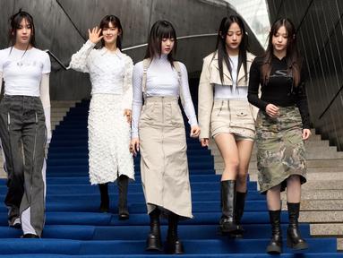 Anggota grup K-Pop Korea Selatan NewJeans menghadiri Seoul Fashion Week di Dongdaemun Design Plaza, Seoul, Korea Selatan, Rabu (15/3/2023). NewJeans telah ditunjuk sebagai duta acara ini. (AP Photo/Ahn Young-joon)
