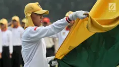 Calon Paskibraka Nasional 2017 saat latihan upacara menaikan dan menurunkan bendera di PPPON, Cibubur, Jakarta Timur, Kamis (10/8). (Liputan6.com/Yoppy Renato)