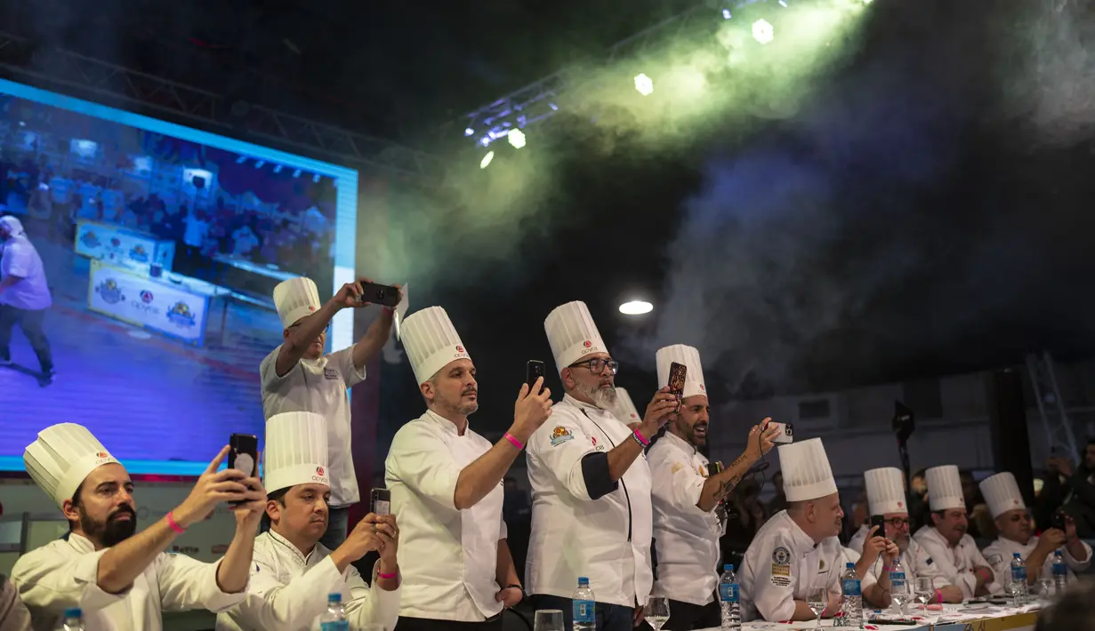Para master pizza mengambil foto selama pameran sebagai bagian dari Kejuaraan Pizza Argentina di Buenos Aires, Argentina, Selasa (7/6/2022). Pemenang yang terpilih sebagai “Great Argentine Champion” akan menjadi bagian dari tim Argentina di Kejuaraan Pizza Dunia 2023 di Parma (Italia). (AP Photo/Rodrigo Abd)