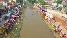 Panjat pinang menjadi salah satu perlombaan yang menjadi daya tarik pada peringatan Kemerdekaan RI ke 70. Di Kalimalang, Jakarta Timur, panjat pinang yang dilakukan di tengah sungai menciptakan keseruan tersendiri. 