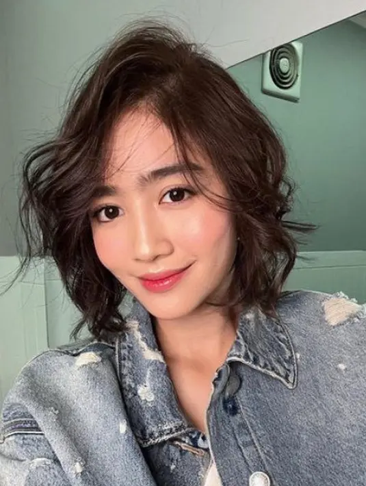 Rambut pendeknya tersebut membuat dirinya terlihat fresh. Saat memotong rambut, ia menggunakan makeup natural dengan blush on pink dan lipstik ombrenya. [@febbyrastanty]