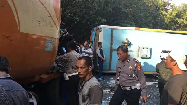 Penampakan horornya kecelakaan bus di Lampung yang tewaskan 8 penumpang