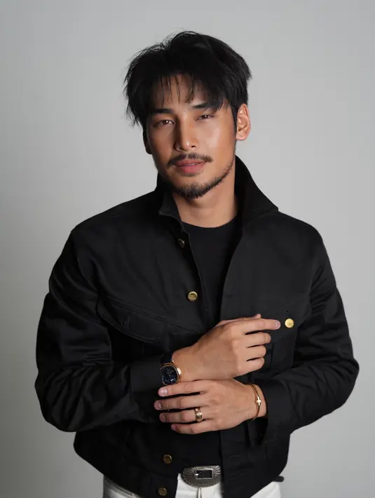 Sementara itu, Apo Nattawin tampil lebih manly mengenakan atasan jaket hitam dengan inner t shirt warna senada. [Piaget]