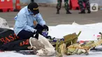Tim Komite Nasional Keselamatan Transportasi (KNKT) memeriksa serpihan pesawat Sriwijaya Air SJ 182 yang berhasil dtemukan dan dievakuasi tim SAR gabungan di Dermaga JICT, Jakarta, Minggu (10/1/2021). Sriwijaya Air SJ 182 jatuh di perairan Kepulauan Seribu. (Liputan6.com/Helmi Fithriansyah)