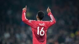 Pemain Manchester United, Amad Diallo, melakukan selebrasi setelah mencetak gol ke gawang PAOK pada laga Liga Europa 2024/2025 di Old Trafford, Jumat (8/11/2024). (AP Photo/Dave Thompson)