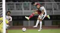 Pemain Timnas Indonesia U-20, Hokky Caraka menyundul bola ke gawang Timor Leste yang berbuah gol kedua dalam laga pertama Grup F Kualifikasi Piala Asia U-20 2023 di Stadion Gelora Bung Tomo, Surabaya (14/9/2022). (Bola.com/Ikhwan Yanuar)
