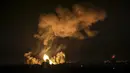 Asap dan bola api membubung menyusul serangan udara di Khan Yunis, Jalur Gaza, Minggu (2/1/2022). Israel melancarkan serangan udara terhadap Gaza. (SAID KHATIB/AFP)