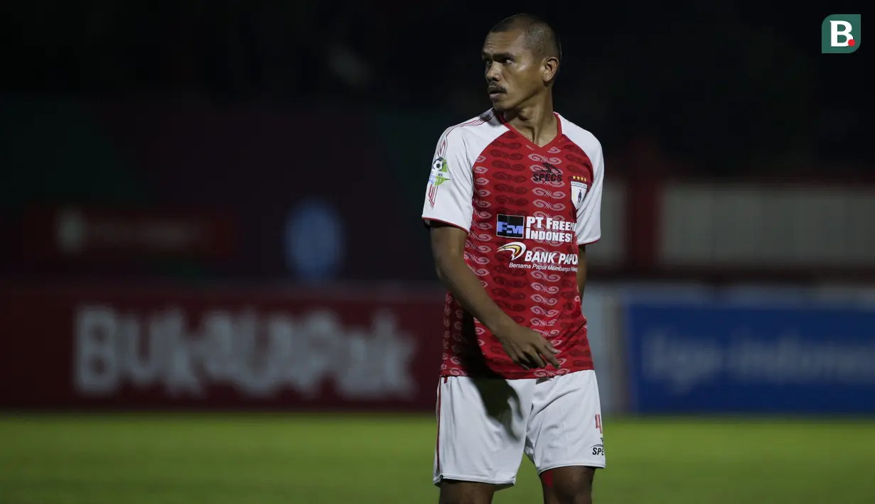 Bek Persipura Jayapura, Ricardo Salampessy, berjalan saat melawan Bhayangkara FC pada laga Liga 1 di Stadion PTIK, Jakarta, Senin (18/11). Bhayangkara menang 2-0 atas Persipura. (Bola.com/Vitalis Yogi Trisna)
