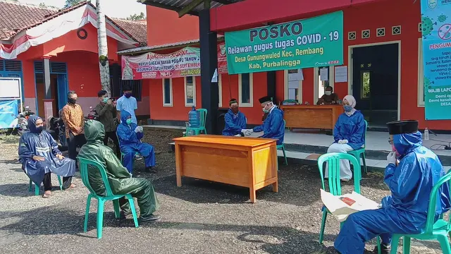 Pernikahan Ryan dan Tiwi dilaksanakan secara sederhana di depan bali desa Gunungwuled, 1 April 2020. (Dok. Pemdes Gunungwuled / Rudal Afgani, Liputan6.com)