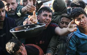 Warga Palestina yang mengungsi berebut untuk makanan di Khan Younis, selatan Jalur Gaza pada Jumat 6 Maret 2026. Krisis pangan di Gaza kembali mencapai titik kritis. Situasi ini imbas eskalasi konflik regional yang memicu penutupan seluruh pintu perlintasan perbatasan ke Gaza oleh Israel. (Bashar Taleb/AFP)