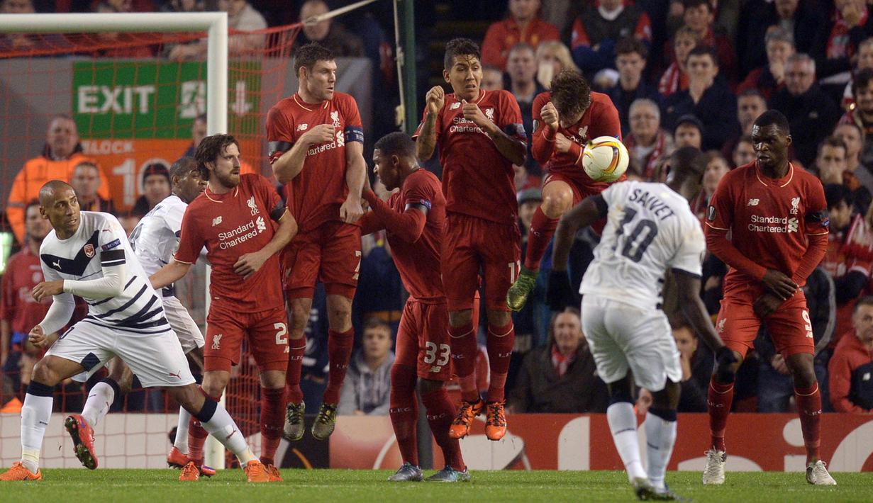 Pemain Bordeaux, Henri Saivet, melakukan tendangan bebas pada laga Liga Europa melawan Liverpool di Stadion Anfield, Inggris, Kamis (26/11/2015). (AFP Photo/Oli Scarff)