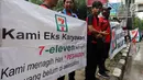 Karyawan Eks 7-Eleven membentangkan spanduk saat Demo di depan Kantor Pengusaha Sungkono Honoris, Jakarta, Rabu (9/1). Mereka menuntut pembayaran uang pesangon yang sampai saat ini belum mereka terima semenjak 7-Eleven tutup. (Liputan6.com/Johan Tallo)