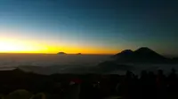 Pemandangan matahari terbit di Puncak Prau menjadi daya tarik wisata kawasan Dieng, Jawa Tengah. Foto: Ahmad Ibo/ LIputan6.com.
