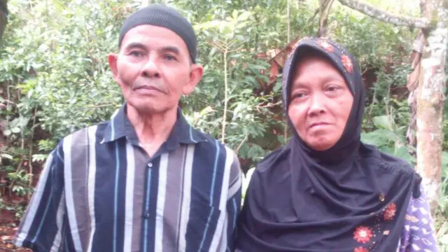 Orang tua TKI Turniati, Mintarja dan Misem menunggu kepulangan anaknya setelah 18 tahun berpisah dan 17 tahun putus kontak. (Foto: Liputan6.com/Muslimah/Muhamad Ridlo)