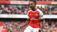 Penyerang Arsenal, Theo Walcott, merayakan gol yang dicetaknya ke gawang Swansea pada laga Premier League di Stadion Emirates, London, Sabtu (15/10/2016). Arsenal menang 3-2 atas Swansea. (AFP/Justin Tallis)