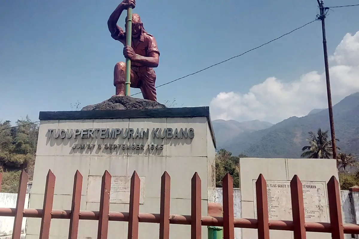 Tugu Pertempuran Kubang Garut di Jalan raya Bandung-Garut tepatnya di sekitar Tanjung, pertigaan Jalan KH Anwar Musaddad