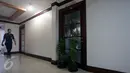 Dua buah pot berada di depan pintu dari ruang kerja Wakil Ketua DPD RI, Jakarta, Rabu (5/4). Ruangan kerja Wakil Ketua DPD yang sebelumnya ditempati GKR Hemas dan Farouk Muhammad didapati dalam keadaan terkunci. (Liputan6.com/Johan Tallo)