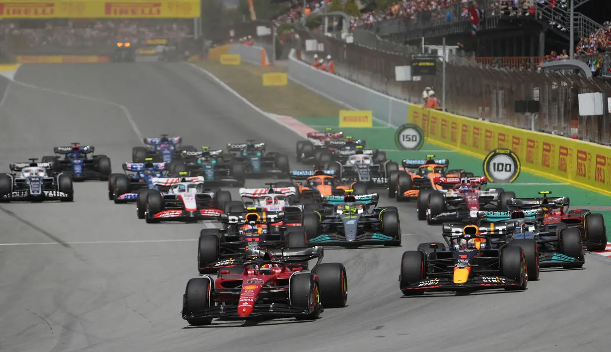Charles Leclerc berhasil mendominasi GP Spanyol sejak sesi kualifikasi. Ia bahkan mampu membuat jarak cukup jauh dari para pesaingnya. Namun, bencana terjadi pada lap ke-27. Pebalap asal Polandia itu mengalami masalah pada mesin dan memaksanya untuk mengakhiri balapan lebih cepat. Selain itu, posisi pertama yang awalnya dihuni oleh Leclerc harus tergeser oleh Max Verstappen. (AFP/Lluis Gene)