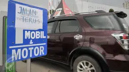 Mobil melitasi Gate parkir akses masuk yang masih dalam tahap ujicoba di RPTRA/RTH Kalijodo, Jakarta, Rabu (3/5). Gate parkir dipasang untuk menggantikan mesin parkir meter yang dinilai kurang efektif. (Liputan6.com/Yoppy Renato)