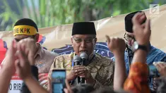 Ketua Umum PBNU KH Said Aqil Siradj (tengah) memberikan pidato saat aksi dukung capim KPK bersih di Gedung KPK, Jumat (30/08/2019). Mereka mendesak panitia seleksi calon pimpinan (Capim) KPK memilih yang bersih dan berintegritas tidak bermasalah. (merdeka.com/Dwi Narwoko)