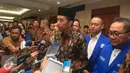 Presiden Joko Widodo didampingi Ketua Umum PAN Zulkifli Hasan (kanan) saat menanggapi pertanyaan wartawan dalam acara Rapimnas PAN di Jakarta, Minggu (13/11). (Liputan6.com/Herman Zakharia)