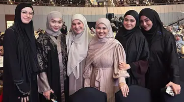 Dalam momen ini, Kimberly Ryder mengucapkan terima kasih kepada artis Ratna Galih yang telah mengajaknya dalam kajian. Ia pun duduk di barisan para artis. Tampak sejumlah seleb yang ikut dalam kajian, antara lain Windy Wulandari, Irish Bella, Kesha Ratuliu, Syifa Hadju, hingga Margin Wieheerm. (Liputan6.com/IG/@_irishbella_)