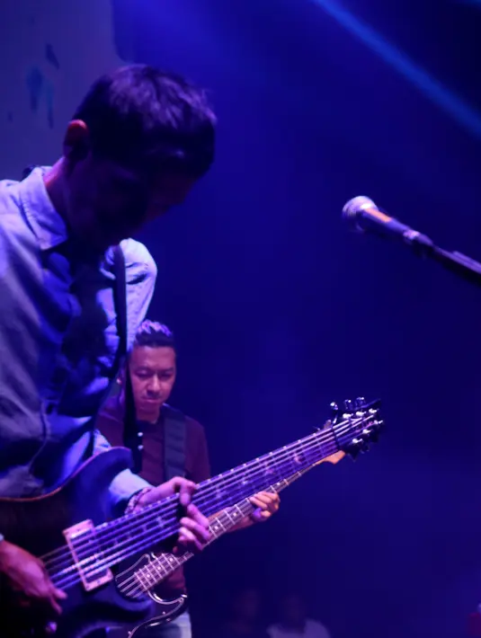 "Kemaren, ada musisi legend keluarin album. Kami kolaborasi dua lagu di album. Salah satunya, Yang Terlupakan," ucap Ariel. Sesaat kemudian backcound lagu hits Iwan Fals berjudul ‘Yang Terlupakan’ dibawakan Ariel cs. (Andy Masela/Bintang.com)