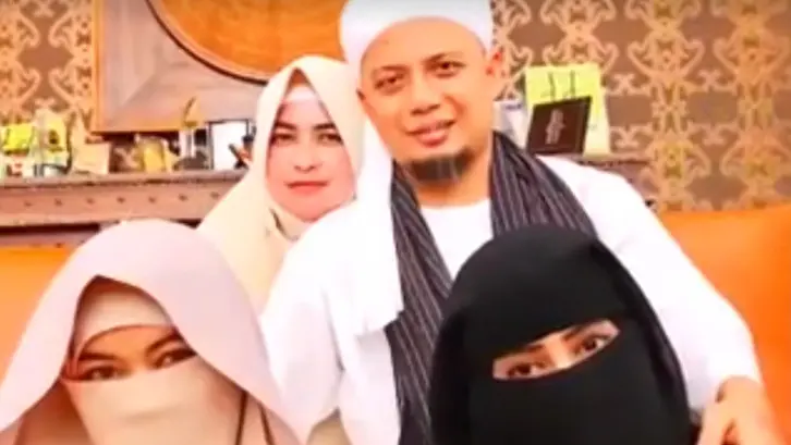Ustaz Arifin Ilham dan ketiga istrinya. (Sumber: Facebook)