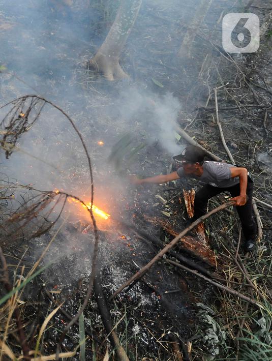 Dengan alat seadanya petugas keamanan berupaya memadamkan api. (merdeka.com/Arie Basuki)