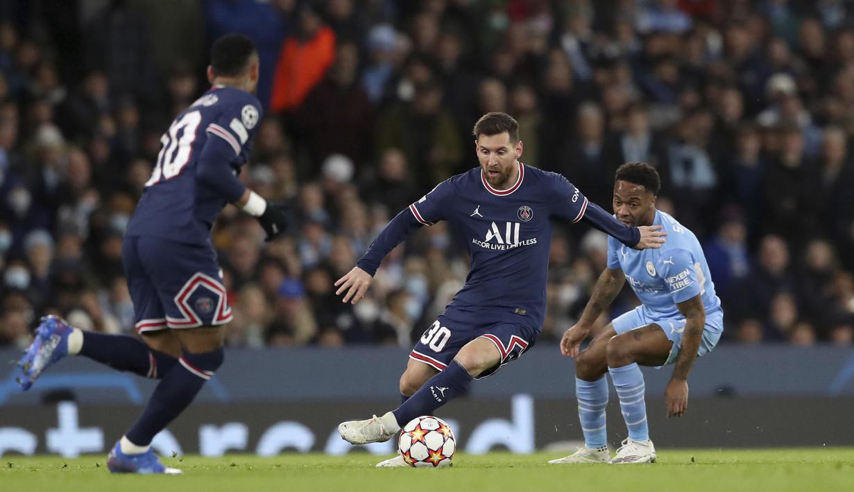 Kedua tim bertabur bintang tersebut sudah menunjukan permainan terbuka dan saling jual beli serangan sejak awal laga dimulai. (AP/Scott Heppell)