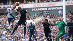 Proses terjadinya gol melalui sundulan yang dicetak oleh pemain Tottenham, Toby Alderweireld ke gawang Manchester City pada laga Liga Inggris di Stadion White Hart Lane, London, Sabtu (26/9/2015). (Action Images via Reuters/Tony O'Brien)