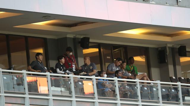 Foto: Tertangkap Kamera, Shin Tae-yong Pantau Laga Vietnam Vs Hong Kong di Pembukaan Kualifikasi Piala Asia U-20 2023