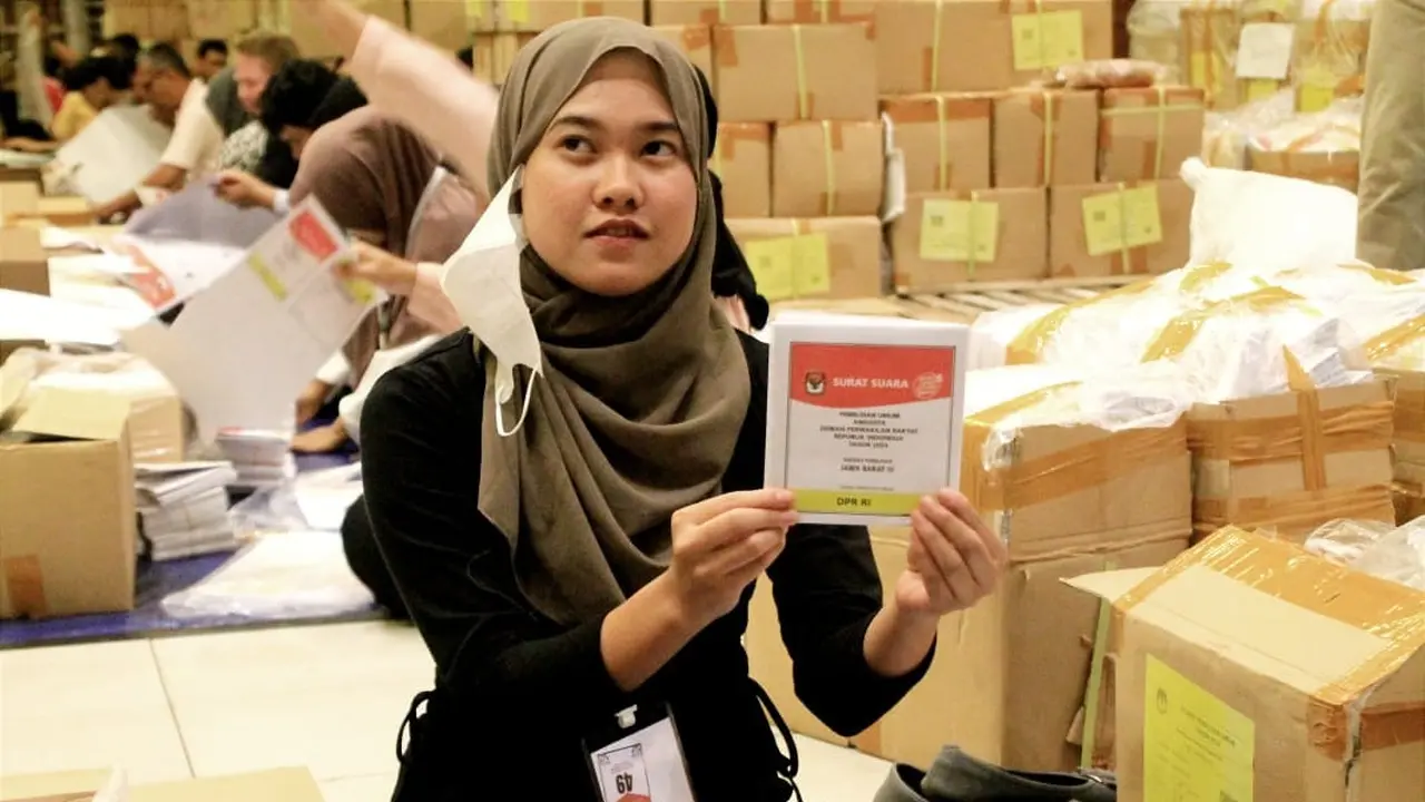 Ribuan Warga Kota Bogor Mulai Lipat dan Sortir Surat Suara Pemilu 2024