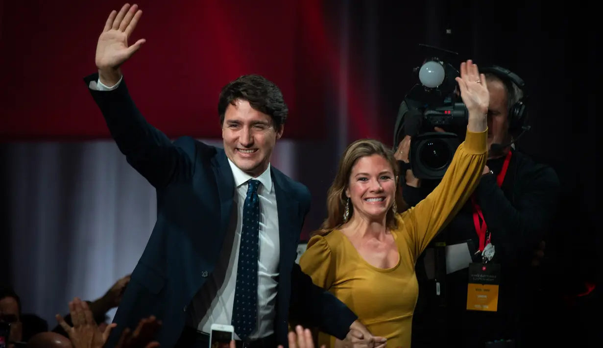 File foto pada 21 Oktober 2019, PM Kanada Justin Trudeau dan istrinya Sophie Gregorie Trudeau tiba untuk merayakan kemenangannya dengan para pendukung di Montreal. Dinyatakan positif terinfeksi virus corona covid-19, istri PM Kanada menjalani isolasi di rumah sakit . (Sebastien ST-JEAN/AFP)