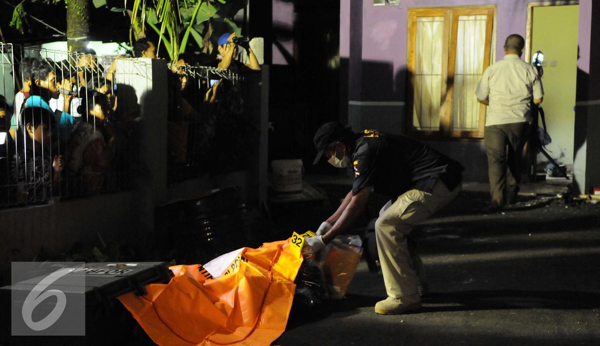 Petugas mengumpulkan barang bukti di lokasi penggerebekan dan penembakan terduga teroris di Setu, Tangerang Selatan, Banten, Rabu (21/12). Densus 88 melakukan baku tembak yang akhirnya menewaskan tiga orang terduga teroris. (Liputan6.com/Helmi Afandi)