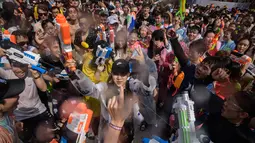 Para peserta bersuka ria selama Festival pistol air Sinchon di area Sinchon, Seoul, Minggu (7/7/2019). Pada festival yang digelar sejak 2013 di ibu kota Korea Selatan ini, ribuan orang memenuhi arena untuk berperang menggunakan pisol air. (Photo by Ed JONES / AFP)