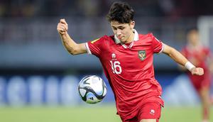 Pemain Timnas Indonesia U-17, Amar Brkic menguasai bola saat menghadapi Timnas Panama U-17 pada laga kedua Grup A Piala Dunia U-17 2023 di Stadion Gelora Bung Tomo (GBT), Surabaya, Senin (13/11/2023). (Bola.com/Bagaskara Lazuardi)