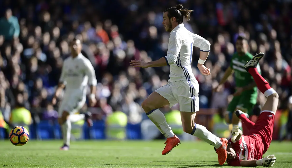Gareth Bale (kiri) melewati hadangan kiper Leganes, Serantes pada lanjutan La Liga Spanyol 2016-2017 di Santiago Bernabeu stadium, Madrid, (6/11/2016). (AFP/Javier Soriano)