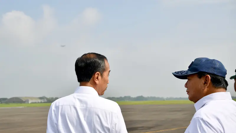 Presiden Joko Widodo atau Jokowi bersama Menteri Pertahanan meninjau alat utama sistem persenjataan (alutsista) TNI di Pangkalan TNI AU Iswahjudi, Kabupaten Magetan, Jawa Timur, Jumat (8/3/2024).