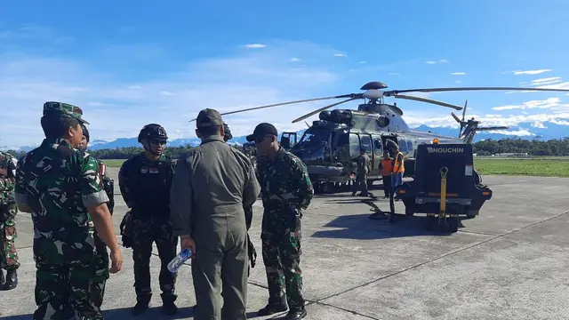 TNI dibantu Basarnas Papua evakuasi pesawat SAM Air dengan nomor penerbangan PK-SMW Tipe Cessna Grand Caravan C208B di Yalimo, Papua Pegunungan. (dok TNI)