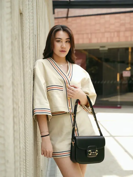 Aaliyah Massaid baru saja mengunggah beberapa potret terbarunya di akun Instagram pribadinya. Aaliyah Massaid terkenal dengan gaya fashionnya yang simpel dan tak neko-neko, tapi berhasil memancarkan vibes mahal. Salah satunya adalah ketika ia mengenakan set outfit dari Gucci ini. Ia mengenakan atasan dengan roknya yang serasi, berwarna cokelat dengan corak garis biru dan merah khas Gucci. Penampilannya ini dipadu dengan tas hitam. [Foto: Instagram/aaliyah.massaid]