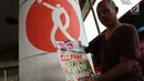 Pedagang menunjukkan tabloid Bola di Terminal Kampung Melayu, Jakarta, Jumat (26/10). Tabloid Bola mengucapkan salam perpisahan. (Merdeka.com/Imam Buhori)