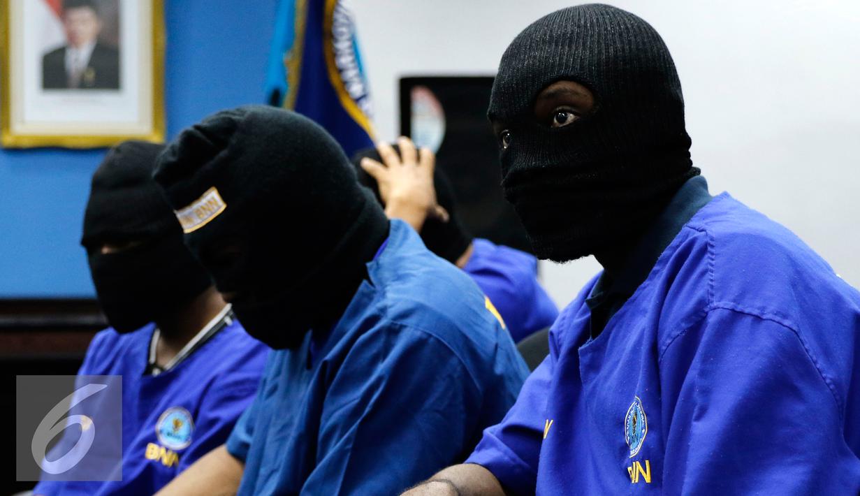 Sindikat Narkotika asal negara Nigeria yang diamankan petugas satuan BNN, Jakarta, Jumat (28/8/2015). BNN berhasil membongkar penyelundupan sabu seberat 103,8 kilogram yang dimasukkan ke dalam mesin sepeda motor dan alat pijat. (Liputan6.com/Yoppy Renato)