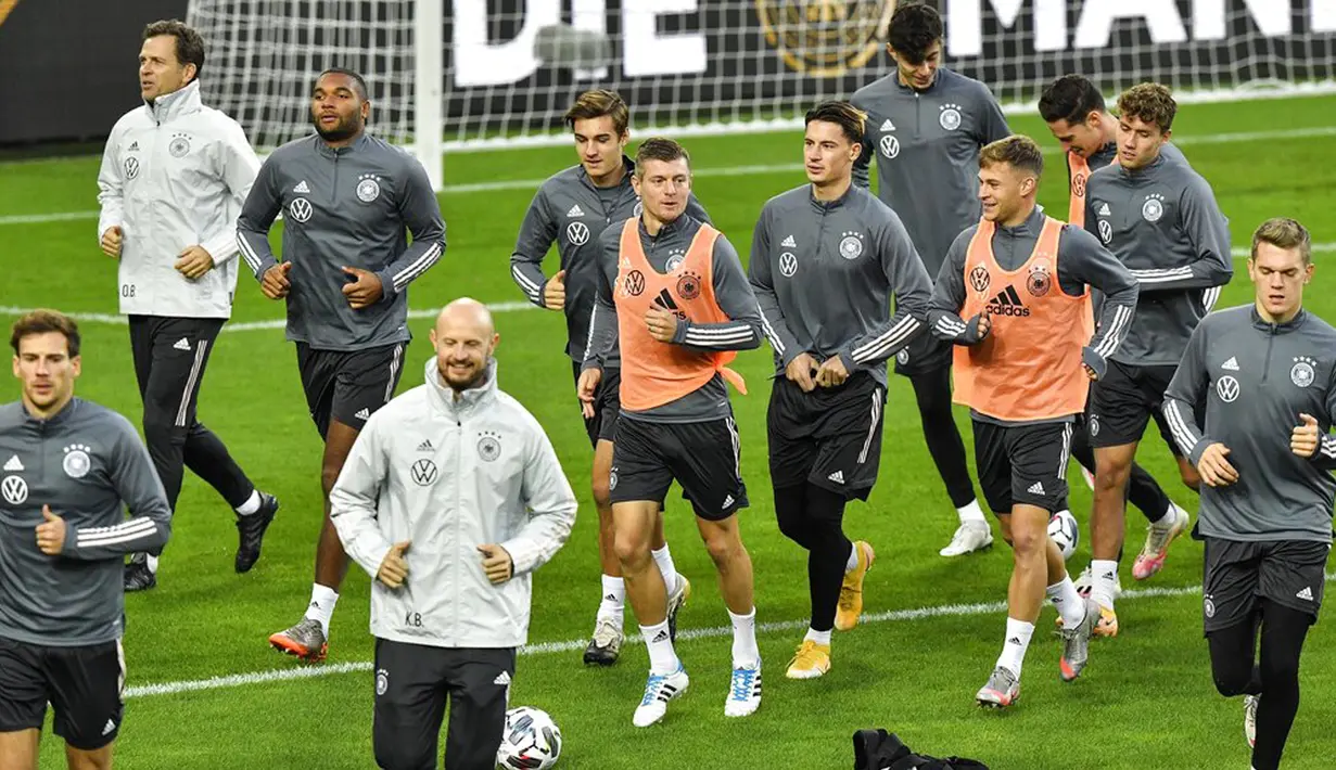 Pemain Jerman Toni Kroos (tengah) dan Joshua Kimmich (keempat kanan) berlatih bersama rekan satu timnya jelang menghadapi Swiss pada pertandingan UEFA Nations League di Cologne, Jerman, Senin (12/10/2020). Jerman akan menghadapi Swiss pada Rabu (14/10/2020) dini hari WIB. (AP Photo/Martin Meissner)