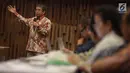 Kepala Unit Kerja Presiden untuk Pembinaan Ideologi Pancasila (UKP-PIP) Yudi Latief (kiri) memberi pemaparan dalam workshop ATVI 2018 di Gedung SCTV Tower, Jakarta, Selasa (16/1). (Liputan.com/Faizal Fanani)
