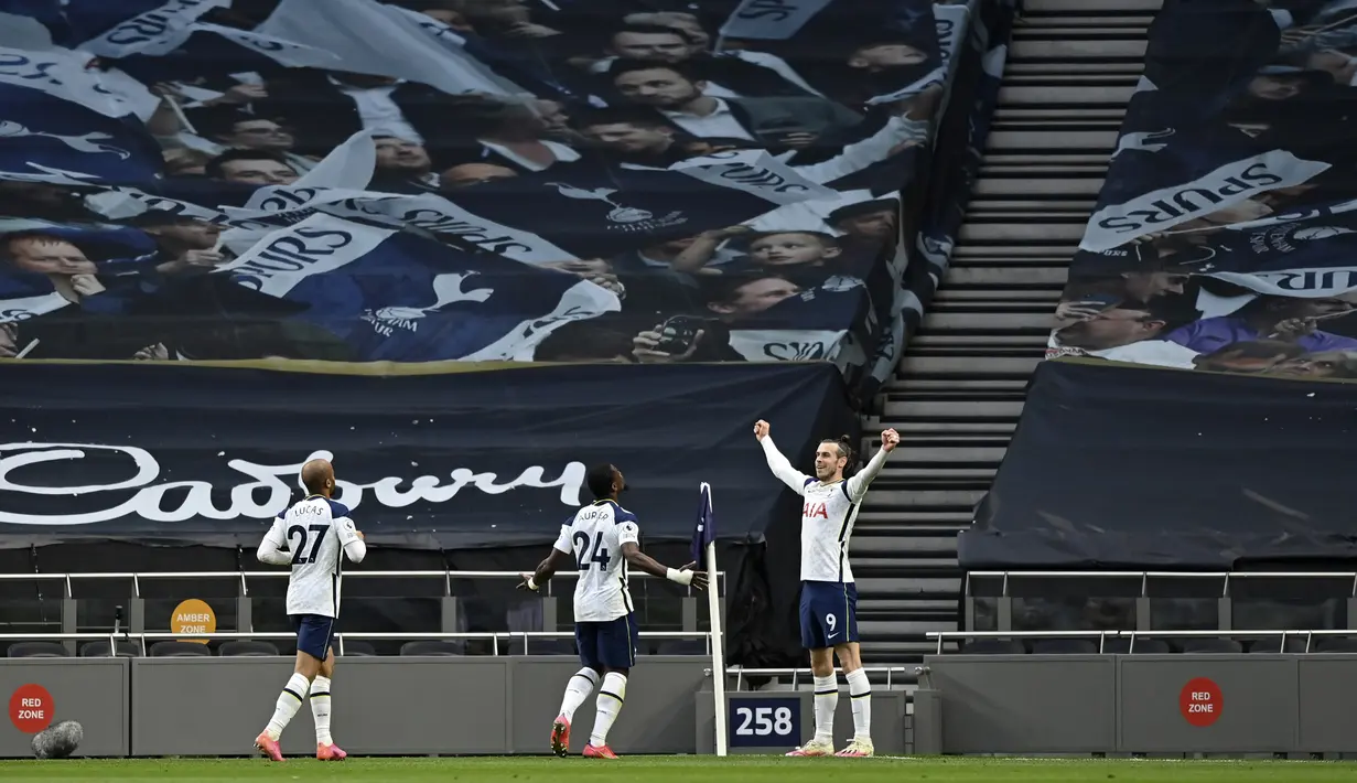 Pemain Tottenham Hotspur Gareth Bale (kanan) melakukan selebrasi usai mencetak gol ke gawang Southampton pada pertandingan Liga Inggris di Stadion Tottenham Hotspur, London, Inggris, Rabu (21/4/2021). Tottenham Hotspur menang 2-1. (Justin Setterfield/Pool via AP)