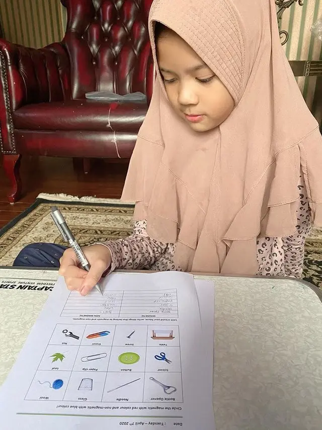 6 Potret Gemas Safeea Anak Mulan Jamela Pakai Hijab, Dipuji Cantik
